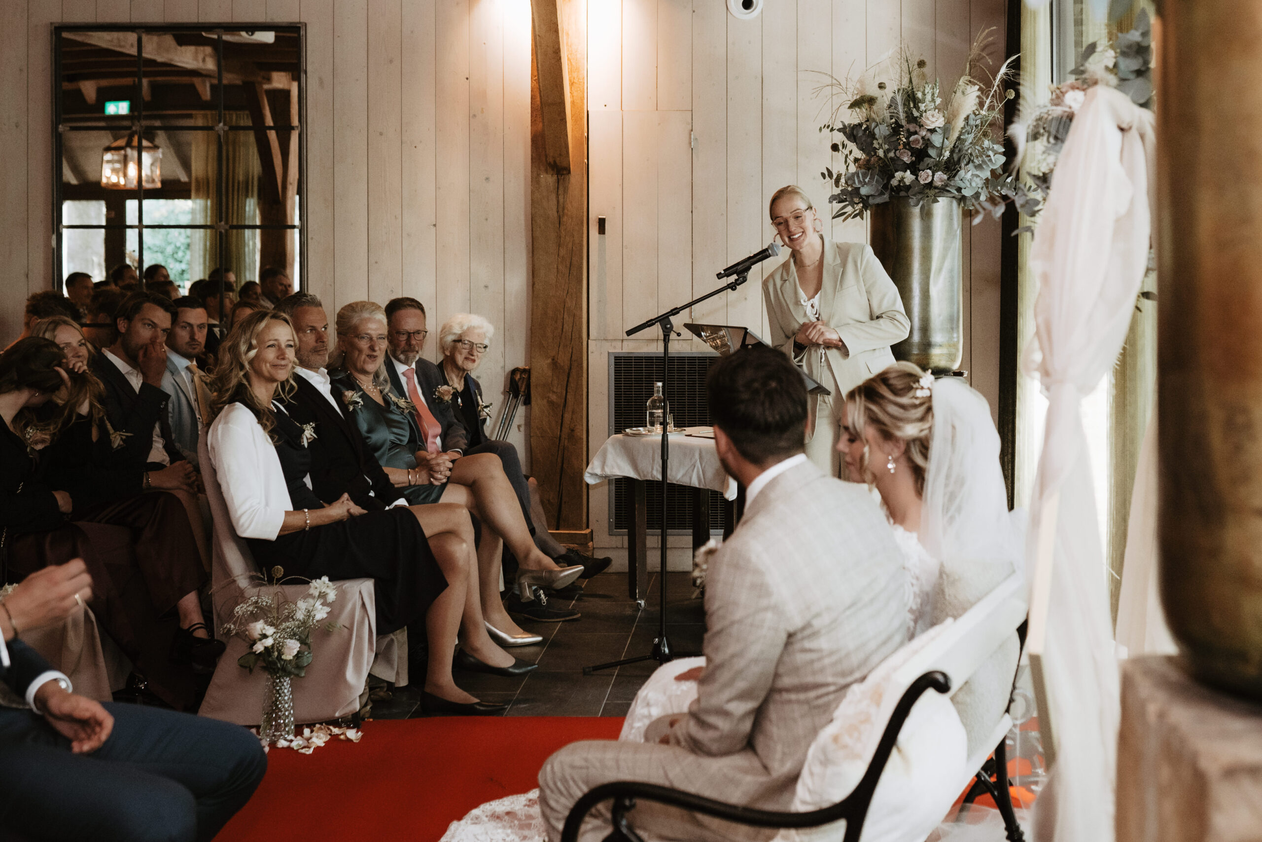 Trouwambtenaar Iris tijdens een ceremonie