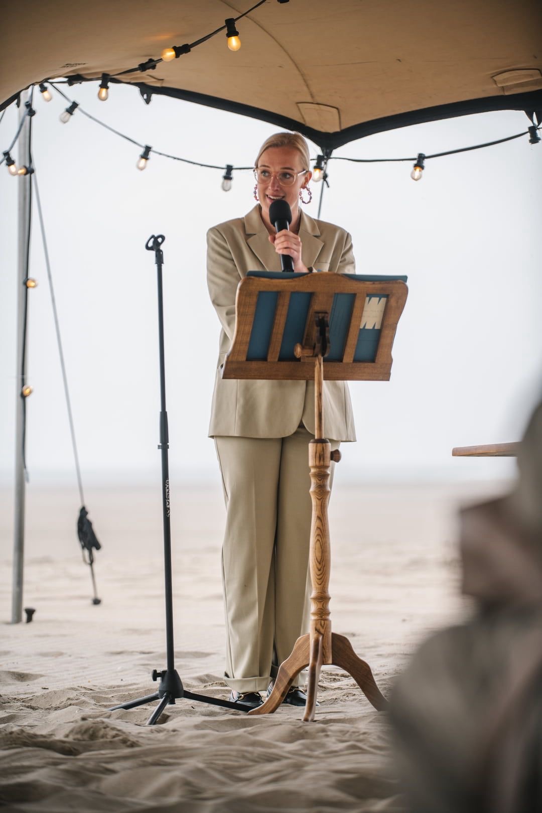 Trouwambtenaar Iris tijdens een ceremonie